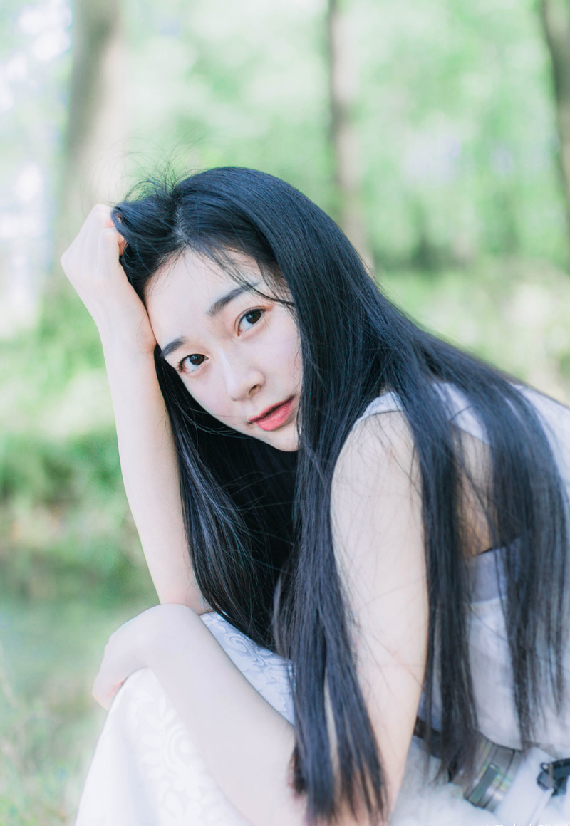 “还打个屁。”庞统翻了翻白眼道：“等着，刘璝应该很快就回来了，我要亲自去一趟阆中，说服张任他们倒戈。”从这里去阆中大营一路上关卡重重，要过关卡，路上花的时间未必就比刘璝从成都过来短，因此在收到消息的时候，庞统就已经决定要出发。